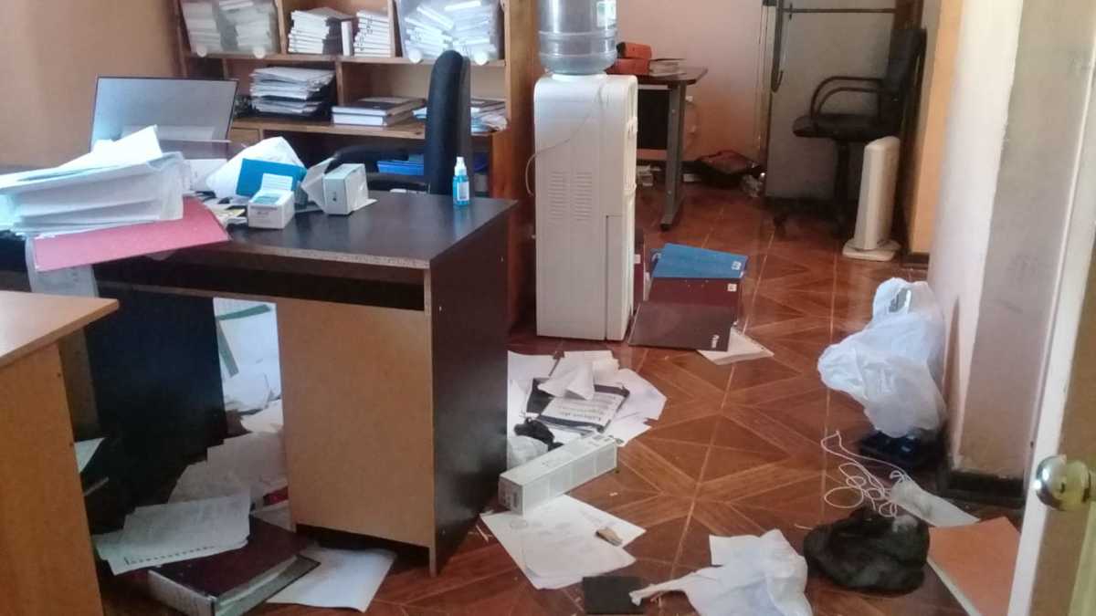 Los antisociales registraron completamente las oficinas y provocaron destrozos en muebles y cerraduras.