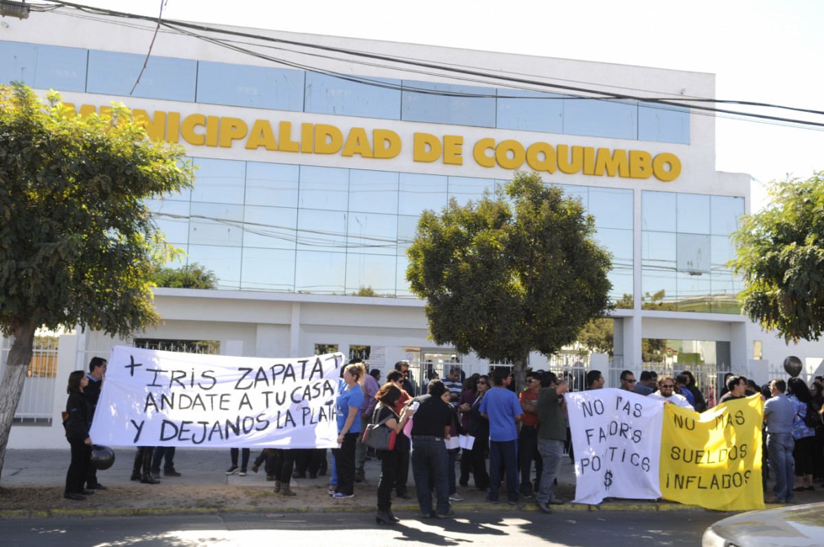 Funcionarios de Afusamco y dirigentes gremiales y sindicales se congregaron en el frontis del municipio porteño en una manifestación que se desarrolló con toda normalidad. Foto: Andrea Cantillanes