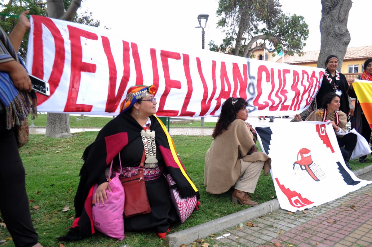 Tras la audiencia por el recurso de protección, representantes de las etnias locales se manifestaron en la Plaza de Armas de La Serena. 