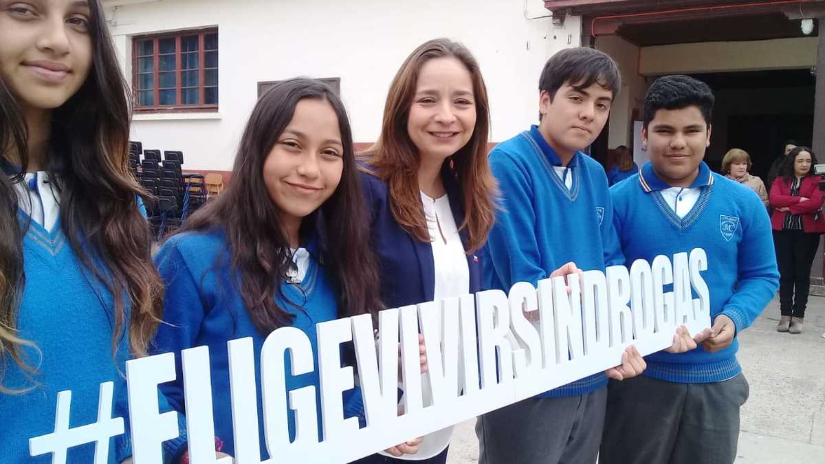 La intendenta regional, Lucía Pinto, participó junto a las alumnas y alumnos del Colegio José Miguel Carrera, del lanzamiento de la campaña “Elige Vivir sin Droga”.