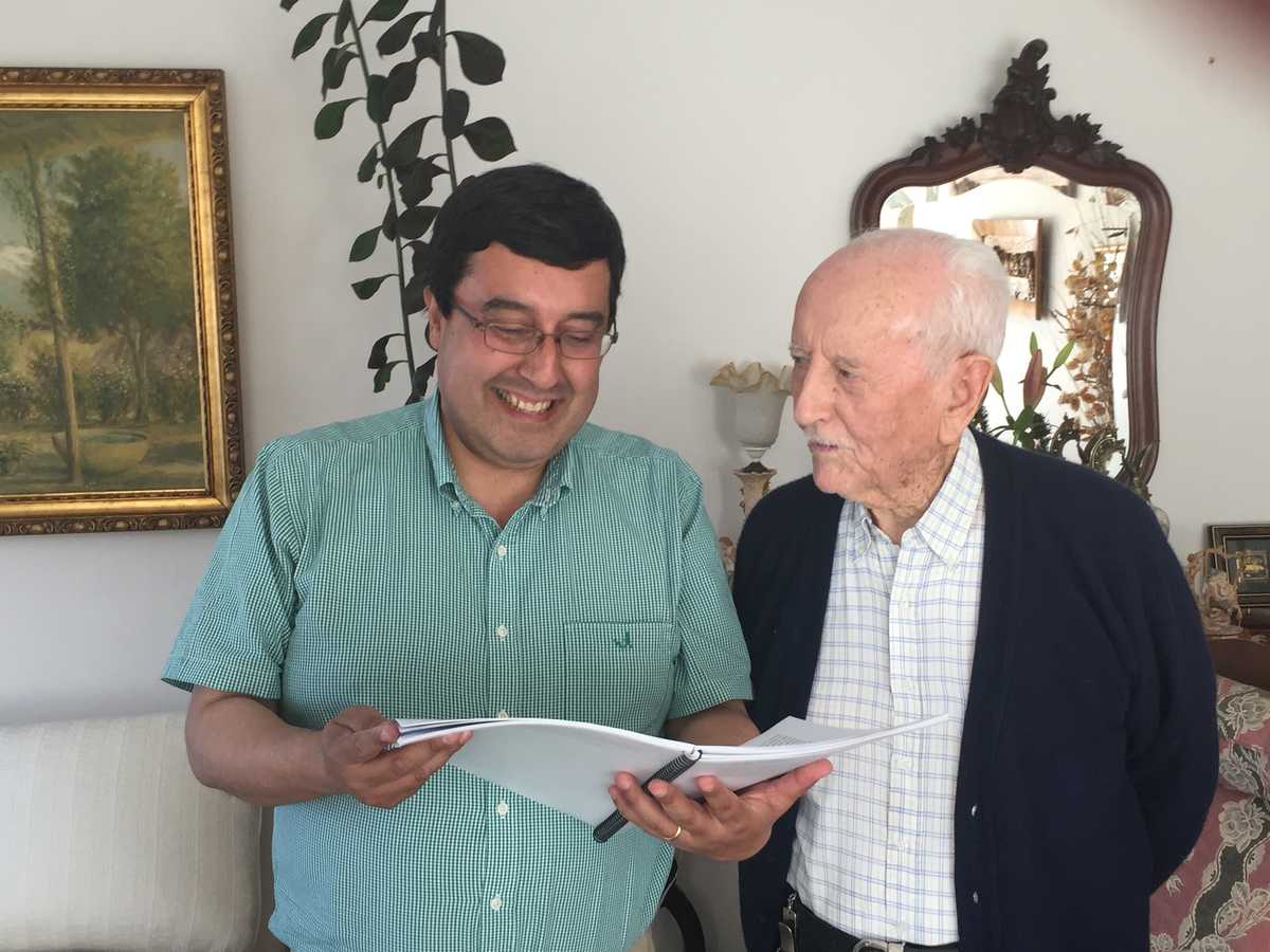 Renán Fuentealba (d), acompañado de Alejandro San Francisco, quien está pronto a publicar un libro con entrevistas al exintendente de la Región de Coquimbo.