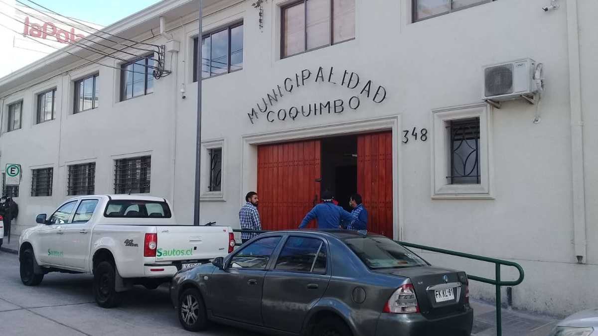 Desde el municipio de Coquimbo descartaron que el alcalde haya autorizado la demolición del edificio que alberga al Mercado Municipal, como señalaron algunos locatarios y un concejal. Reconocieron un proyecto para construir, por parte de un particular, un moderno proyecto.