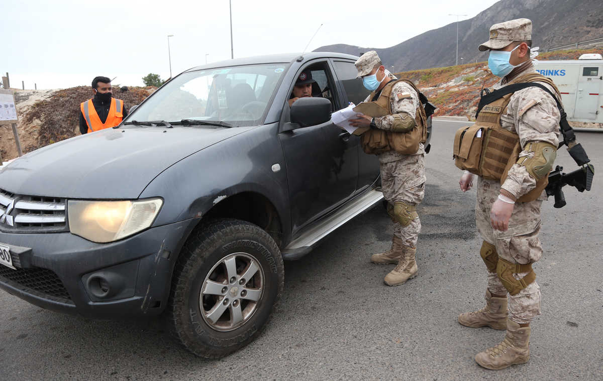 Funcionarios del Ejército están a cargo de los controles en los accesos a las localidades costeras de Coquimbo.
