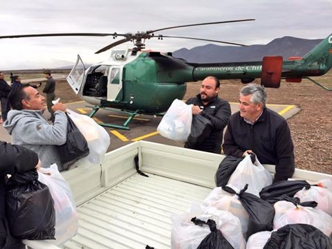 Gracias al apoyo de la empresa privada, Carabineros de Chile y la comunidad, fue posible que las autoridades llegaran a entregar ayuda a los sectores que aún se encuentran aislados en la comuna puerto. Foto: Cedida