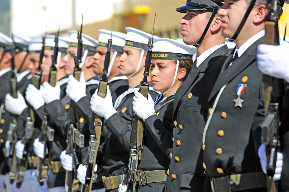 El contingente de la Armada de Chile desfiló al son de su himno “Brazas a Ceñir” por las calles de Coquimbo. Foto: Lautaro Carmona
