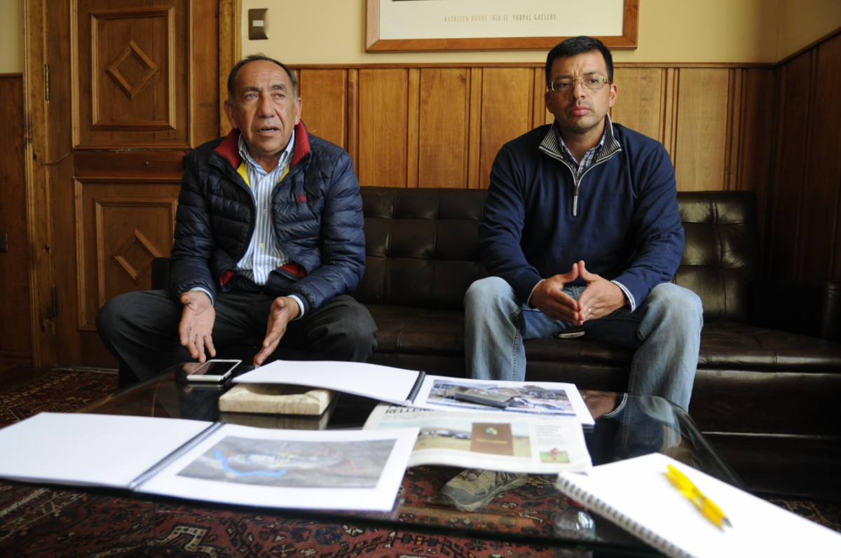Nelson Caro (a la izquierda) y Hernán Galdames (derecha) señalan que están disponibles para dialogar tanto con las autoridades comunales como los habitantes.