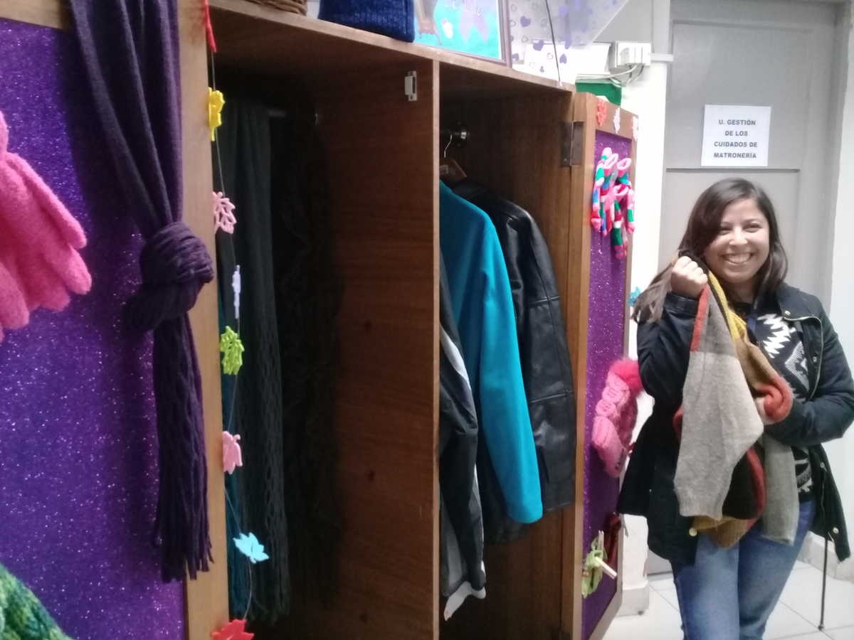 La funcionaria del hospital de La Serena, Inti Villalobos, es una de las colaboradoras de la campaña “El Ropero Lila”, que busca reunir ropa de invierno para pacientes oncológicos.