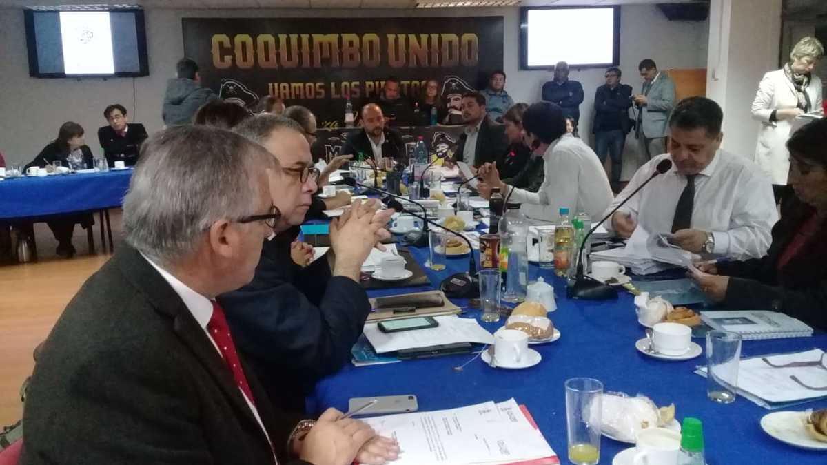 En la sesión del concejo comunal de Coquimbo había molestia ayer por una “confusión” que habría ocurrido al entregarles públicamente un terreno a los ambulantes, pero que legalmente no se les traspasó por parte del gobierno.