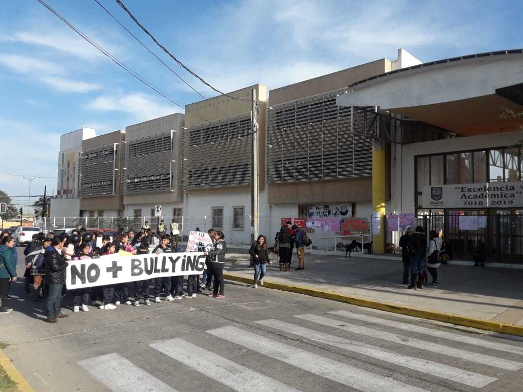 Apoderados y alumnos del recinto educacional realizaron la mañana de este lunes una protesta pacífica en el frontis del recinto. 