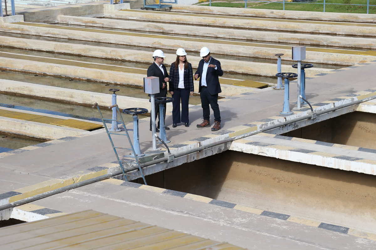 Las medidas fueron anunciadas este viernes durante una visita a la planta de Aguas del Valle ubicada en la localidad de Las Rojas. 