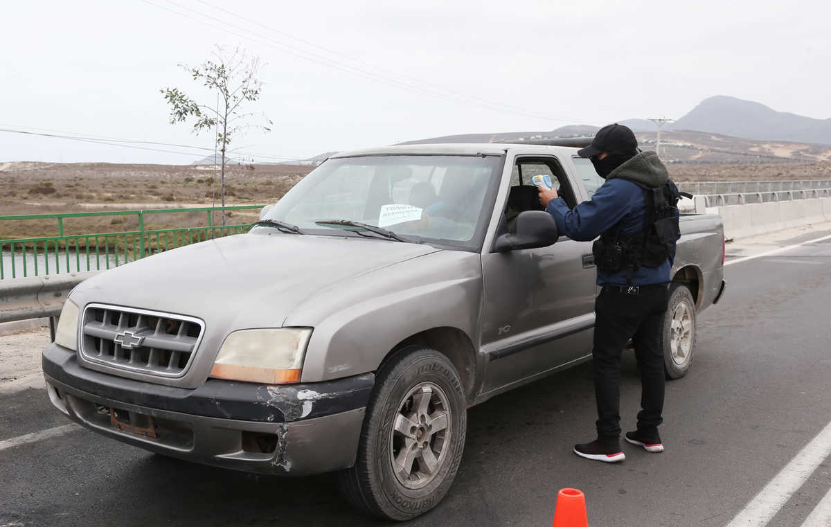 Ayer comenzaron los controles sanitarios en el acceso a Tongoy. Allí se controla a las personas y se les toma la temperatura con el objeto de evitar que ingresen contagiados con Covid-19.