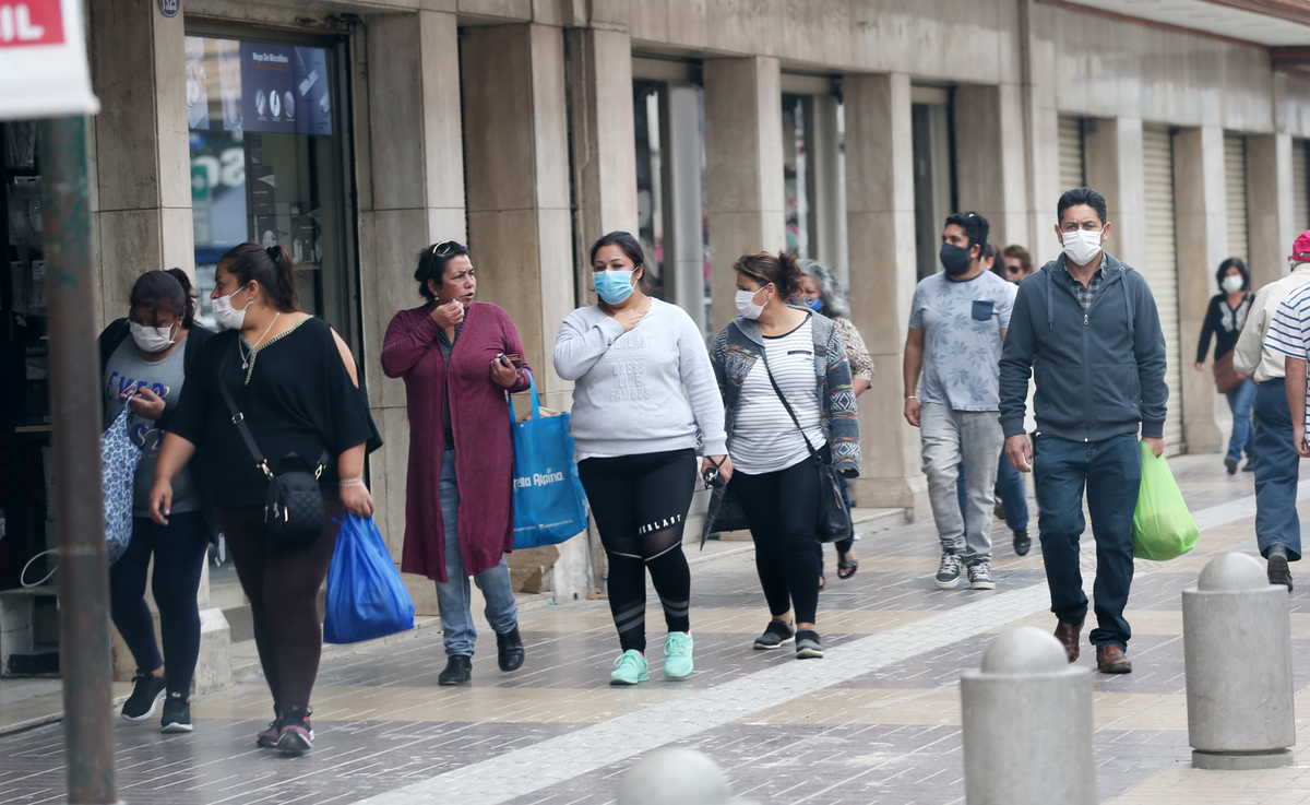 La distancia social es poco respetada en lugares de aglomeración de público, como en las filas para una compra o un trámite.