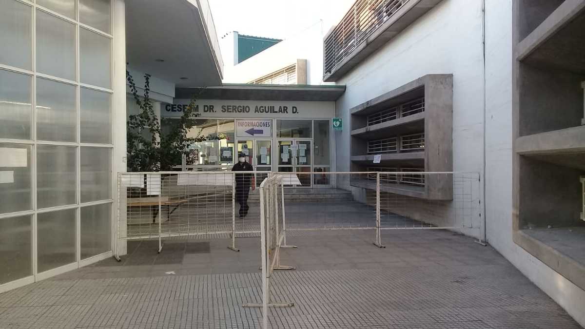 La salud primaria es considerada la primera línea, cuyos profesionales médicos y funcionarios  realizan sus funciones en los consultorios.