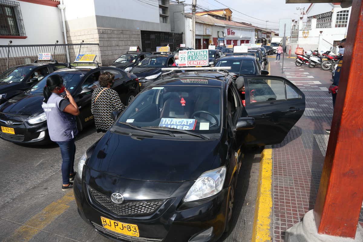 Los dueños de colectivos de la zona se plegaron al paro nacional convocado para hoy por la federación nacional que los agrupa, mientras que los choferes denuncian que los amenazaron con una multa de 50 mil pesos si no paralizan las actividades, lo que consideran injusto y abusivo.