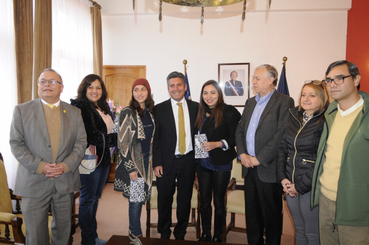 Eugenia Duarte y sus hijas Carla, y Ninozca, 2 de sus 4 hijos con gratuidad en la Universidad de La Serena, fueron reconocidos por las autoridades regionales.