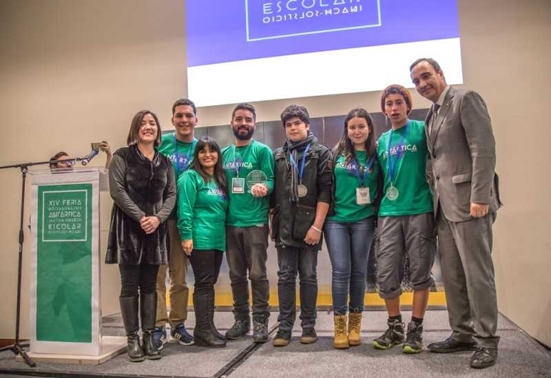 Equipo compuesto por Iñaki Mendoza, Maximiliano Abarca y el profesor guía César Becerra; todos del Colegio Raimapu Tierra de La Florida; además de los representantes del Liceo Leonardo Da Vinci de La Serena, Alessandra Norero, Pablo Riquelme, y la profesora Norys Villarroel.