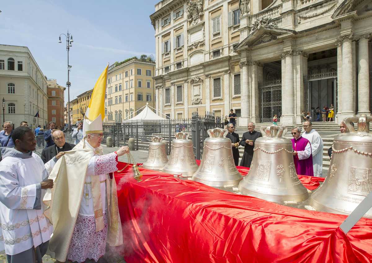 El Cardenal Stanislaw Rilko encabezó la ceremonia de bendición de las cinco campanas.