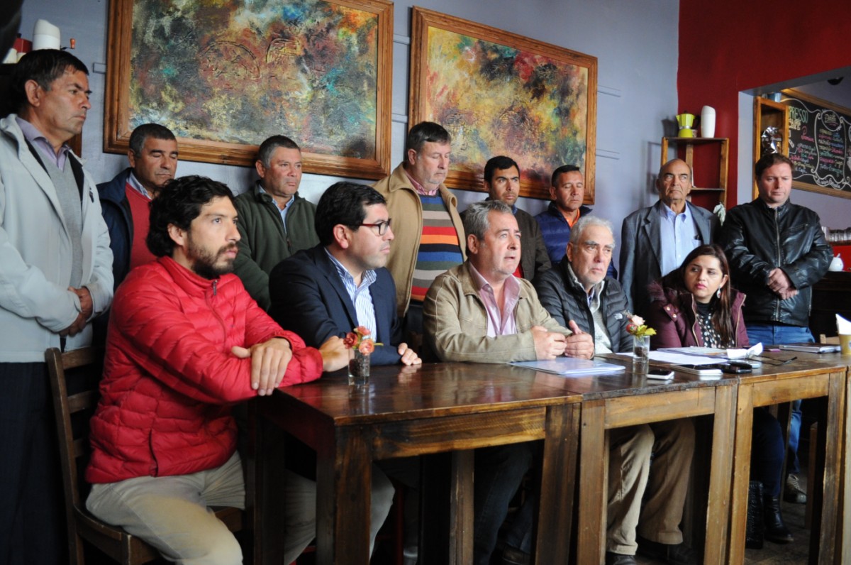 Agricultores de las comunas de Monte Patria y Vicuña se dieron cita en La Serena ayer para hacer un llamado a las autoridades a intervenir en la complicada situación que vive el agro. 