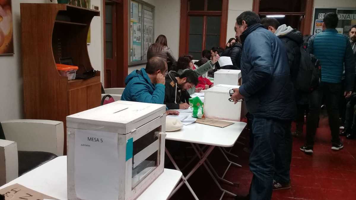 Los docentes, mediante una consulta en urna decidirán si aceptan la postura del gobierno o si continúan movilizados. En La Serena, decenas de profesores dieron su opinión y se esperan los resultados a nivel nacional.