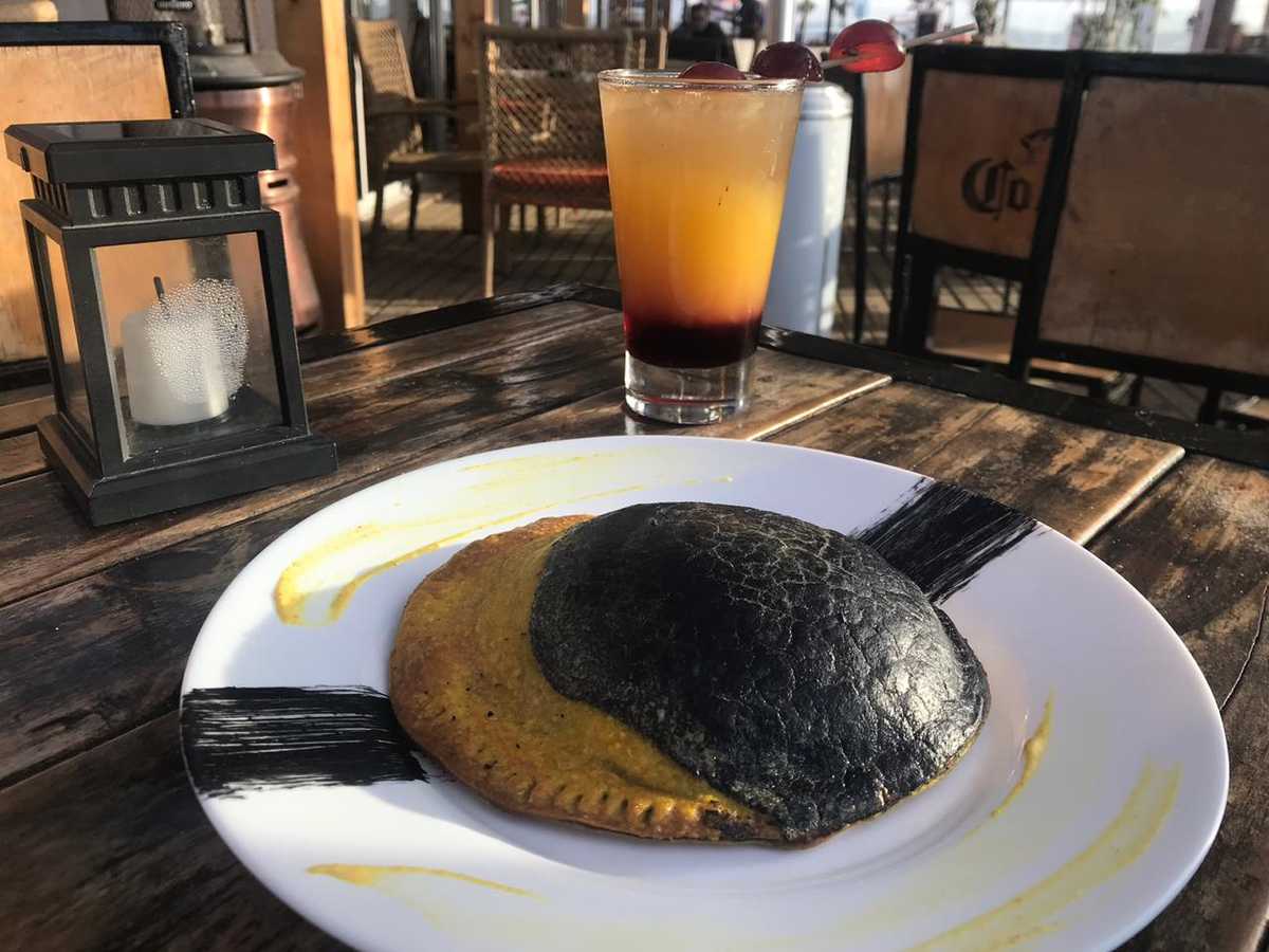 La empanada Eclipse, preparada en el restaurante New Pirat del sector Peñuelas con Avenida Costanera, en Coquimbo, es uno de los productos gastronómicos con motivo del fenómeno astronómico del 2 de julio próximo.