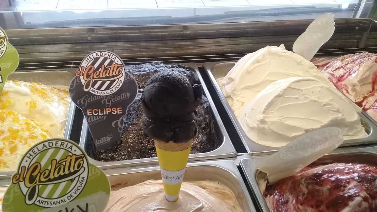 A la hora de disfrutar, un Helado Eclipse es una de las buenas opciones. Preparado en la gelatería El Gelatto de Peñuelas Norte 188, ya está a disposición en todos los locales de la región de esta heladería.