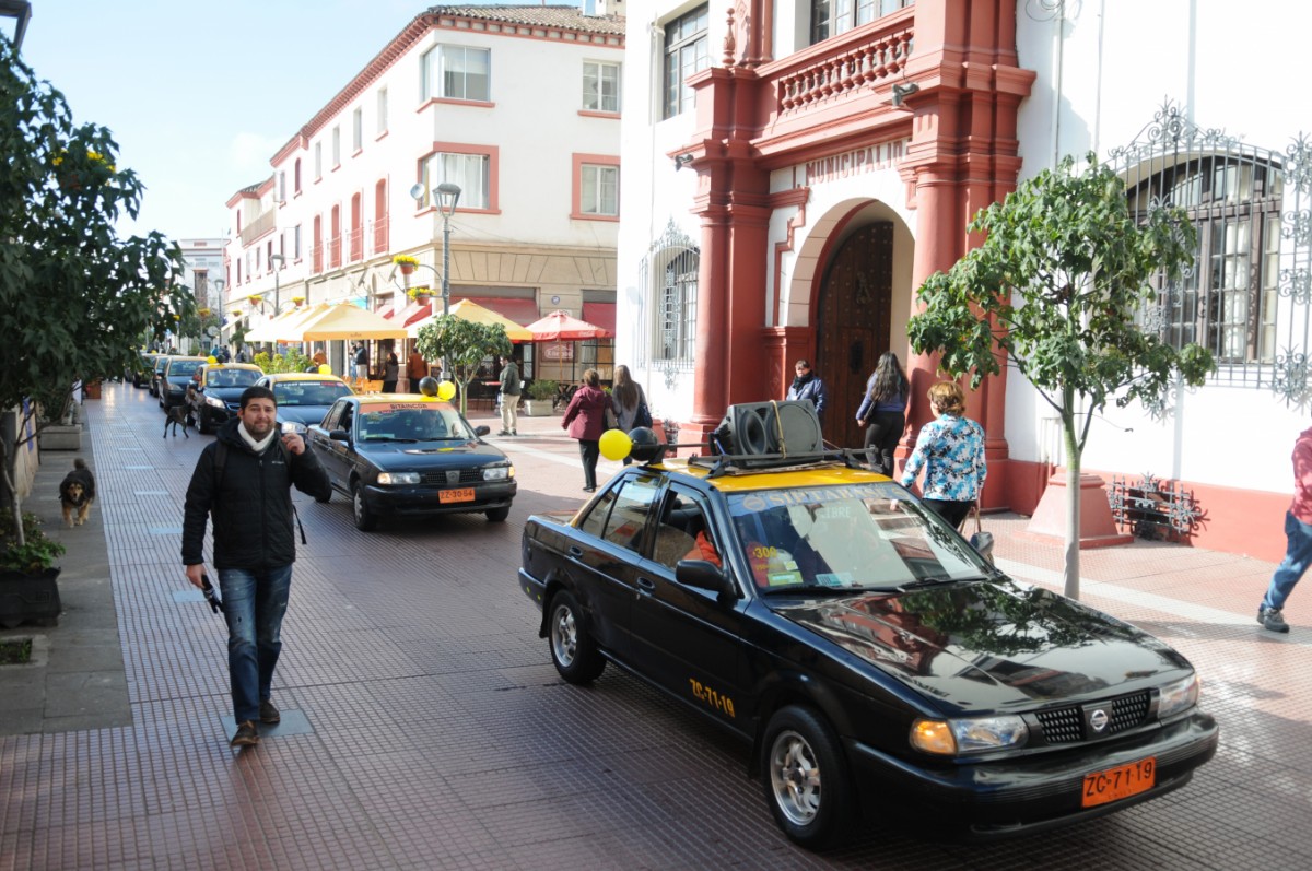 Un gran número de taxistas protestaron por las principales calles de La Serena