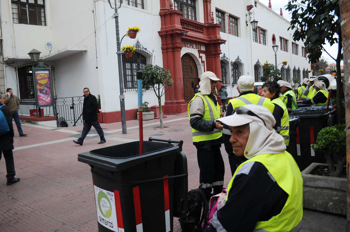 Trabajadores de De Marco protestaron frente al municipio por deudas impagas con la empresa