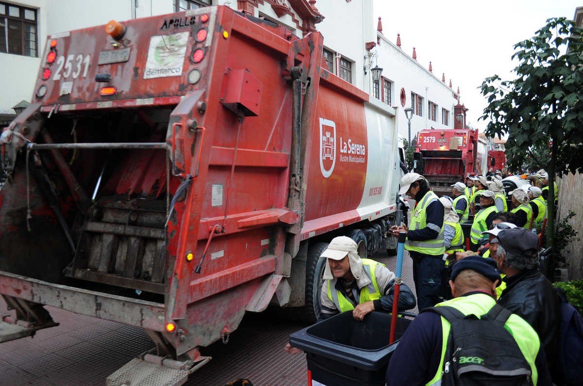 Trabajadores de De Marco protestaron frente al municipio por deudas impagas con la empresa