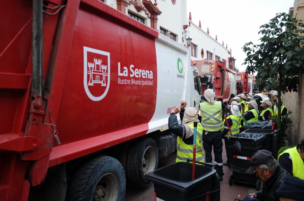 Trabajadores de De Marco protestaron frente al municipio por deudas impagas con la empresa