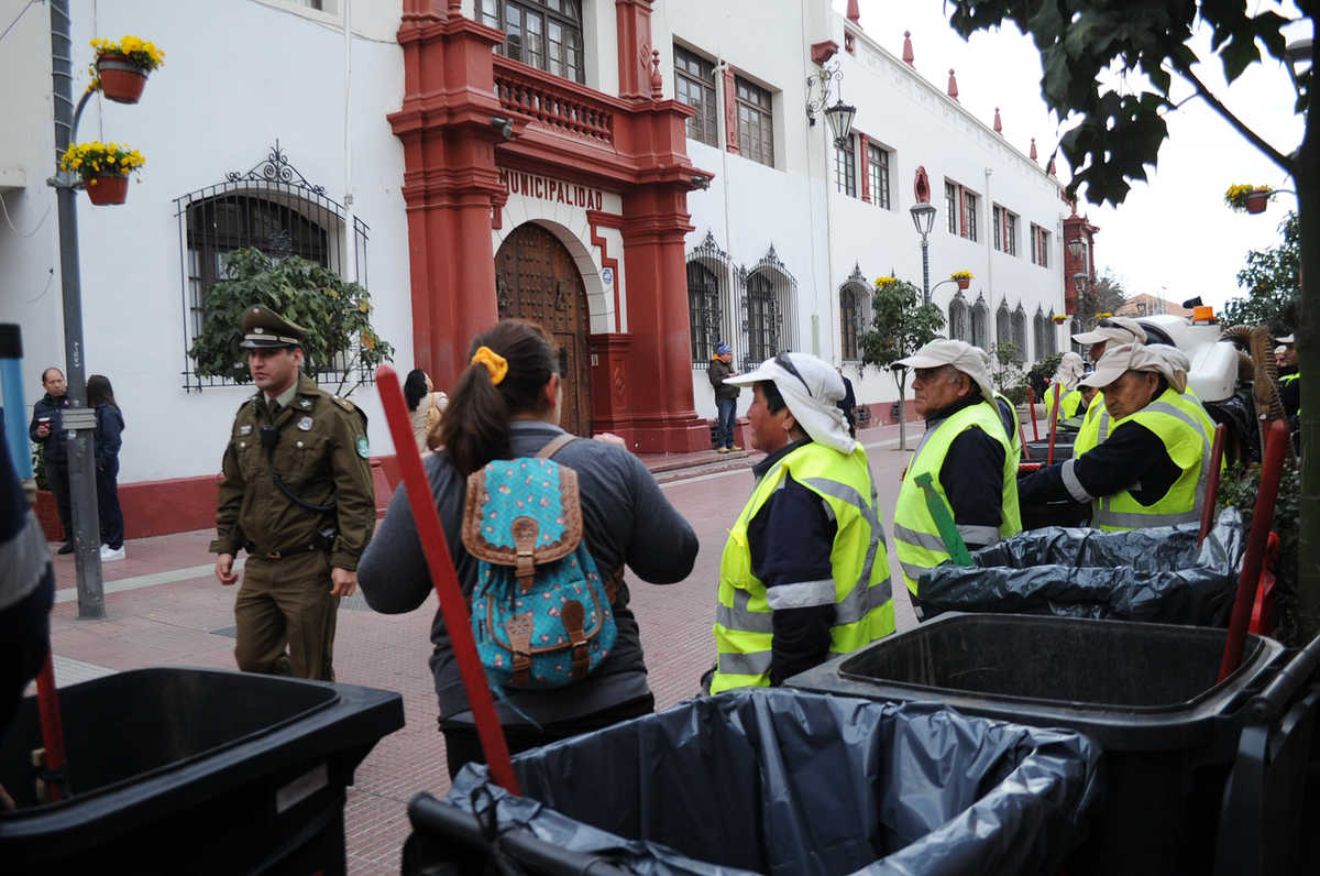 Trabajadores de De Marco protestaron frente al municipio por deudas impagas con la empresa