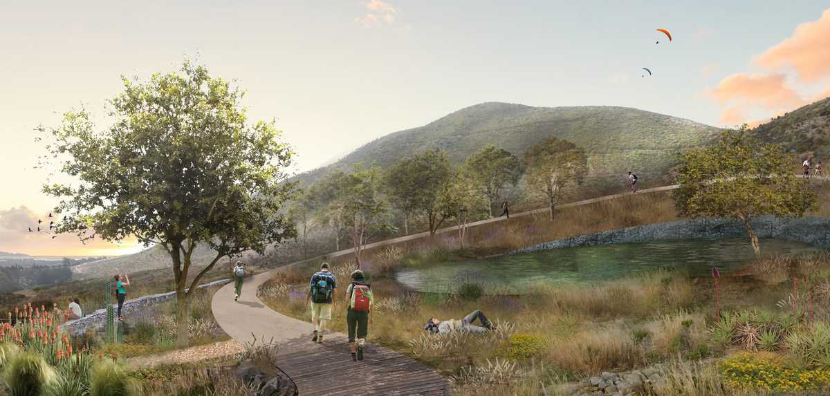 La imagen muestra los senderos para realizar caminatas y la laguna artificial.