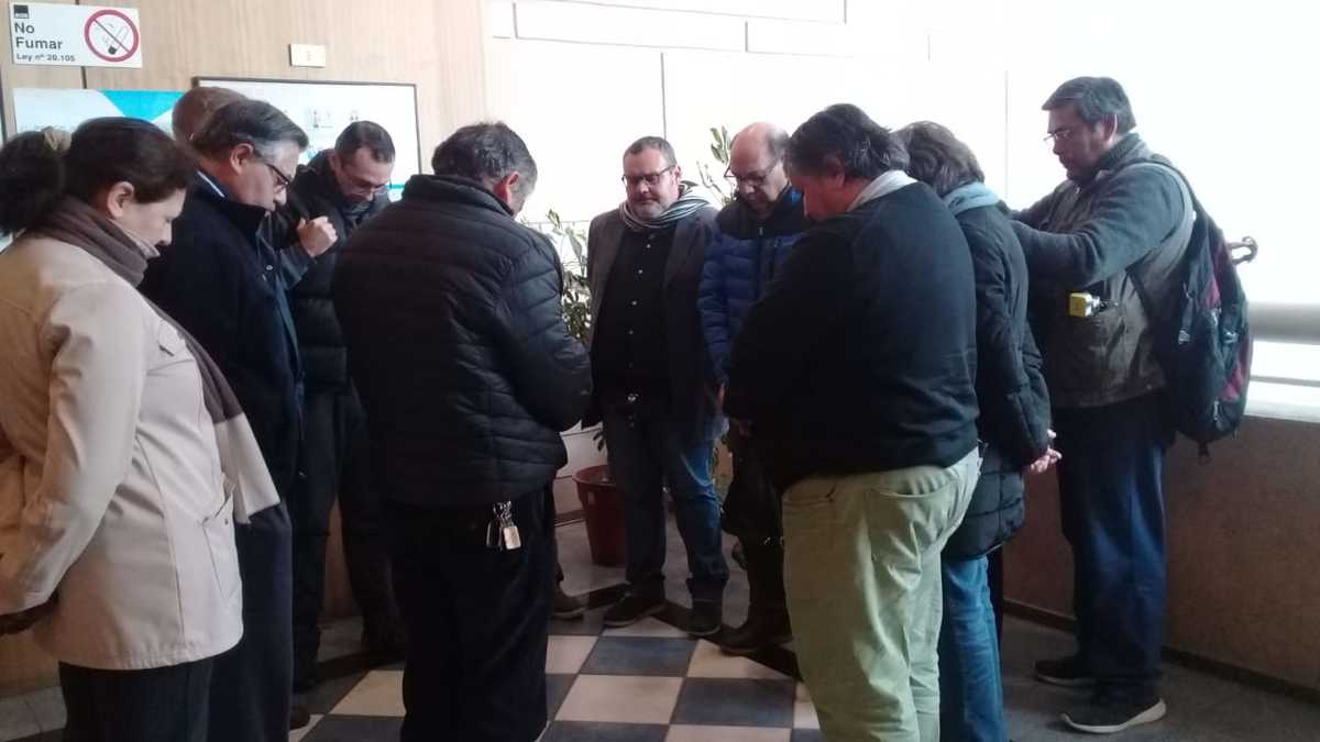Miembros de la Iglesia Evangélica se reunieron en un círculo en las afueras del la sala del Tribunal Oral y oraron una vez conocido el fallo.