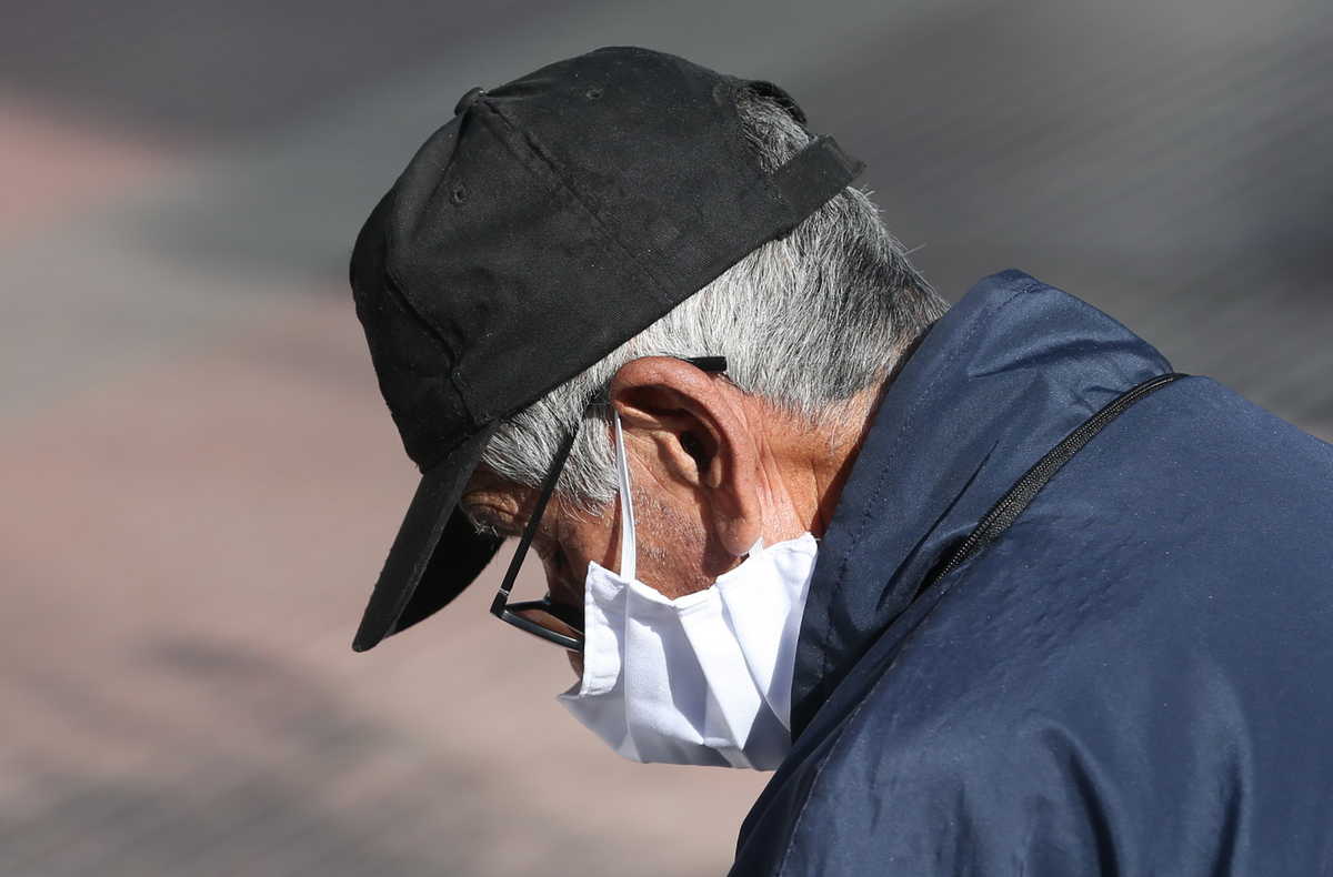 Los adultos mayores son uno de los grupos que se verán afectados por la cuarentena. Muchos de ellos viven solos y sus problemas se les agudizarán.