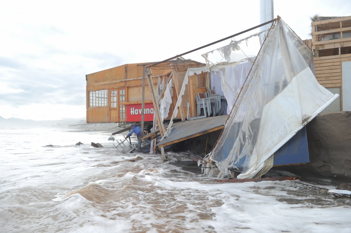 La fotografía muestra el estado en que quedaron los restaurantes tras el impacto de las marejadas producidas en agosto de 2015. FOTO LAUTARO CARMONA 