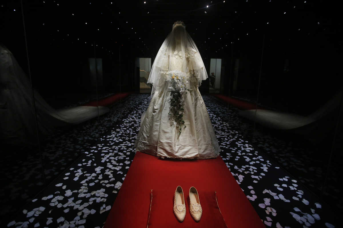 Vista del vestido de novia usado por la princesa Diana en la boda real con el príncipe Carlos