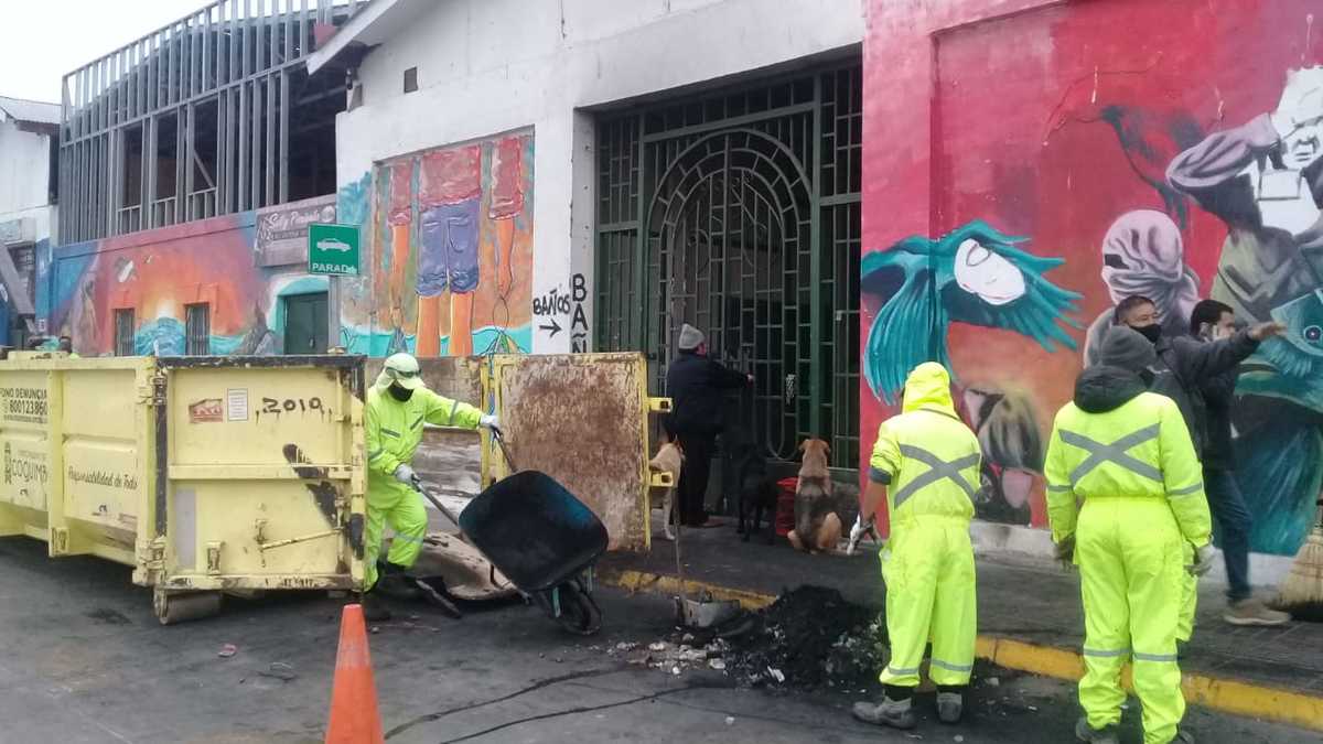 En las primeras horas de la mañana se retiraban los escombros de los destrozos que quedaron dentro del mercado de Coquimbo tras el ataque de una turba.