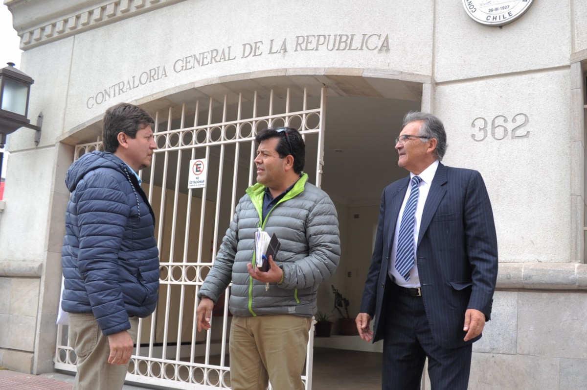 El candidato a alcalde de Paihuano, Orlando Chelme junto al actual jefe comunal, Lorenzo Torres y el asesor jurídico del alcalde.