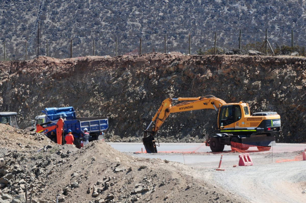 Los trabajos registran importantes avances en el sector del bypass que conectará con Avenida La Cantera, también en la Cuesta Las Cardas, donde ha habido remoción de tierra y despeje. FOTO NICOLE MUÑOZ.