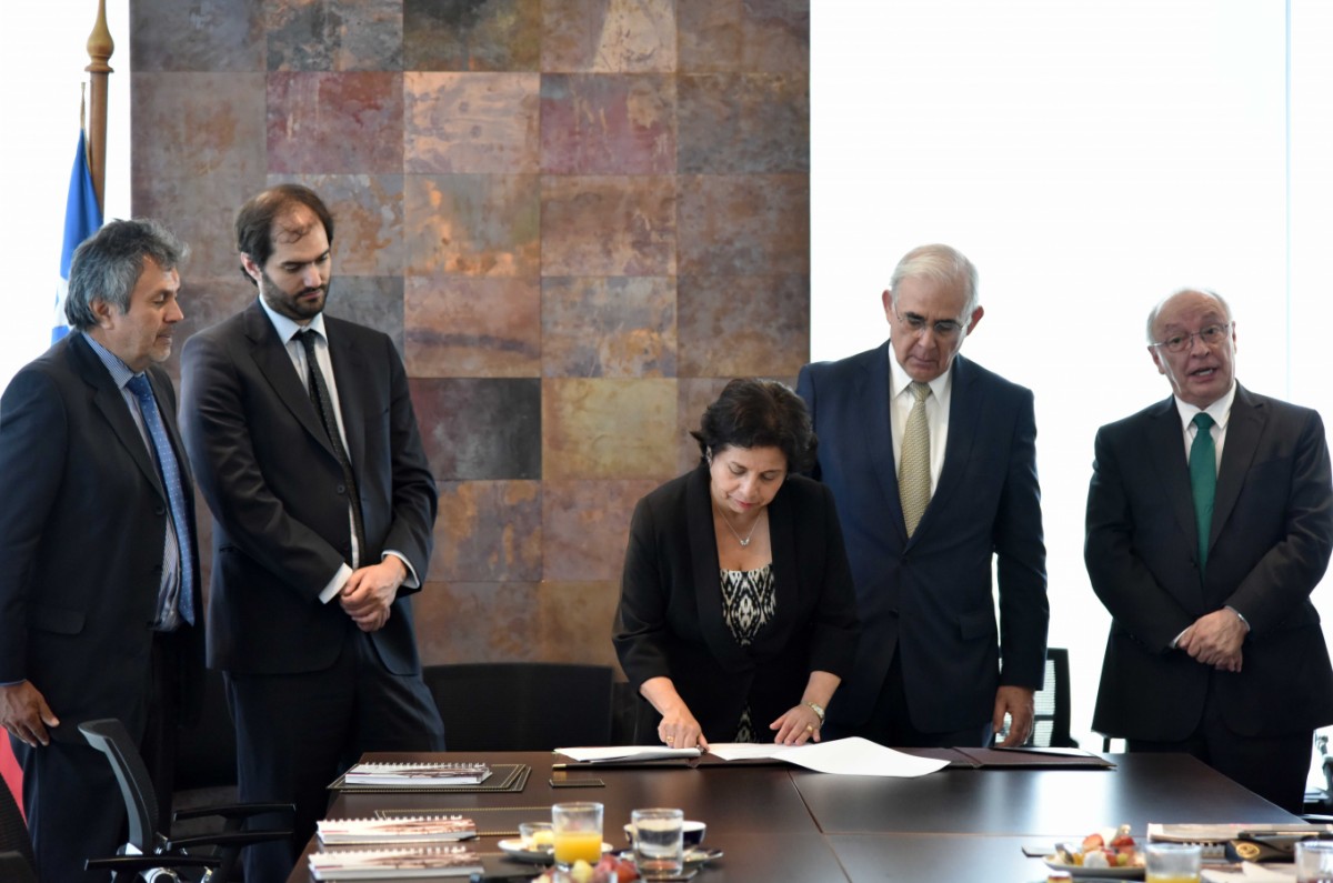 La firma de este protocolo se llevó a cabo en Santiago con la ministra de minería, Aurora Williams, y los más altos representantes de Sonami y Enami. FOTO MINISTERIO DE MINERÍA 