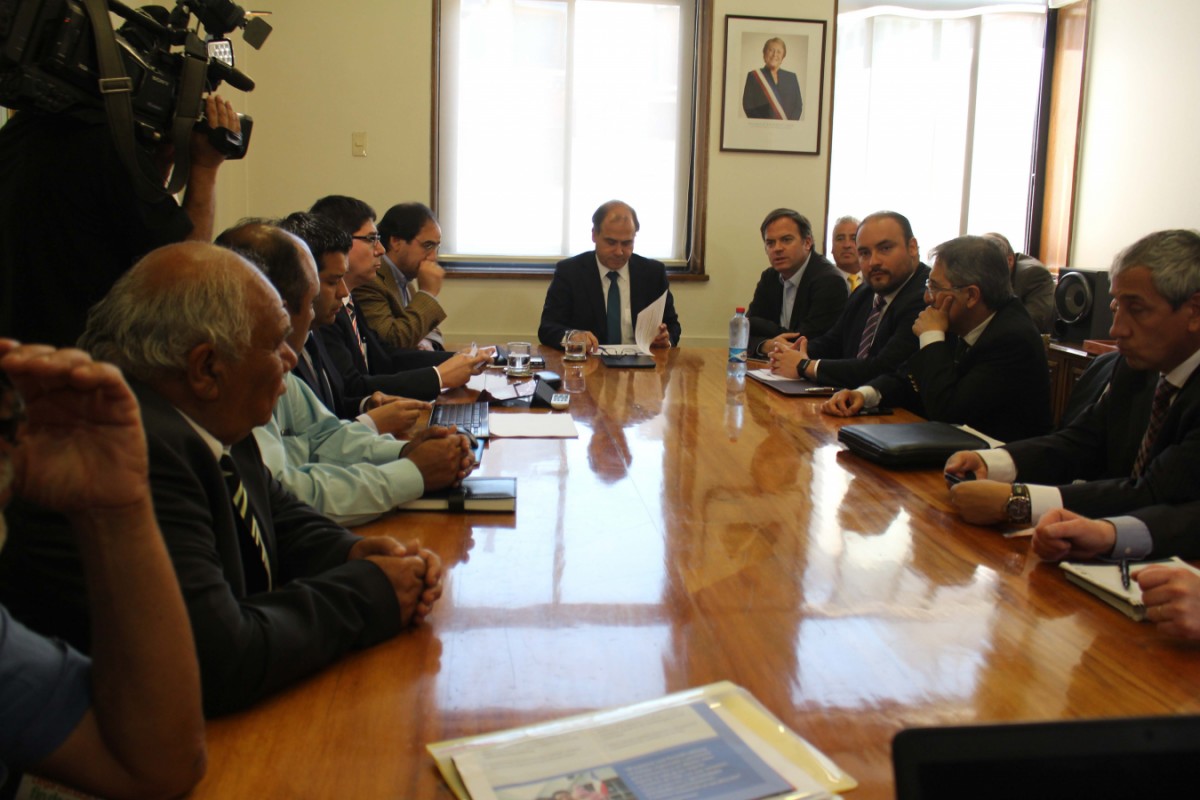 Autoridades y dirigentes de Coquimbo encabezados por el alcalde, Marcelo Pereira, sostuvieron una reunión en Santiago ayer con el titular del MOP, Alberto Undurraga, quien les explicó detalles del proyecto. FOTO CEDIDA 