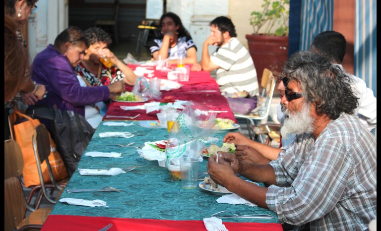 Más de 60 personas en situación de calle disfrutaron la cena Navideña ofrecida por los voluntarios de la Parroquia San Vicente, frente a la Plaza de Armas.