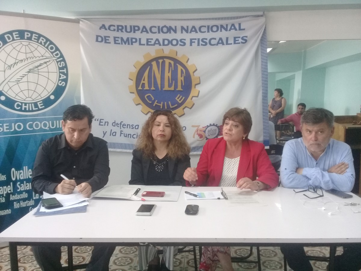 Dirigentes de la ANEF, de servicios públicos y del Colegio de Periodistas Consejo Coquimbo en el marco de una conferencia de prensa dieron a conocer su rechazo a los despidos injustificados que han estado ocurriendo.