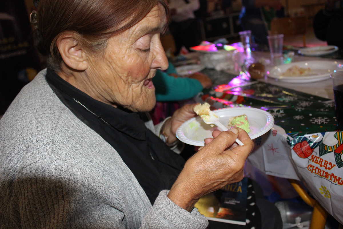 La señora María Carmona se le ve feliz en medio de la cena navideña. 