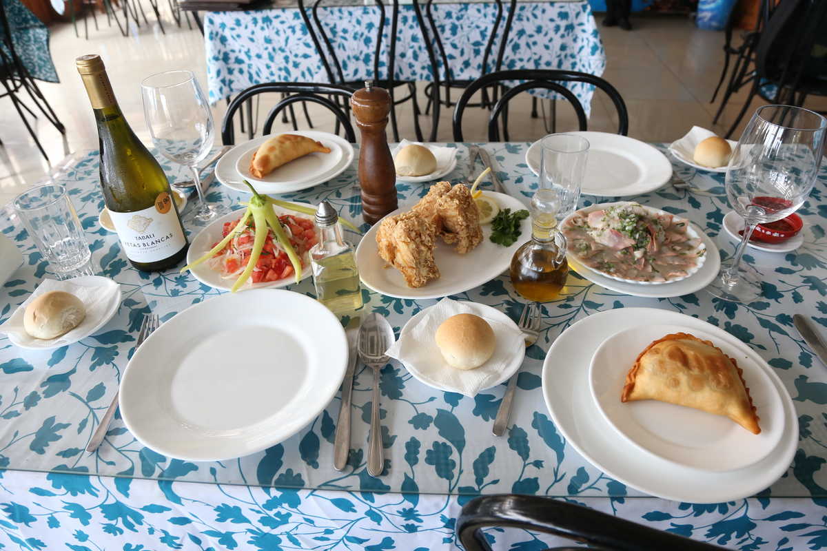 Con más de 65 años el Restaurant El Pequeño, ubicado en la bahía de Guanaqueros, es un referente gastronómico en la región y en el país. 