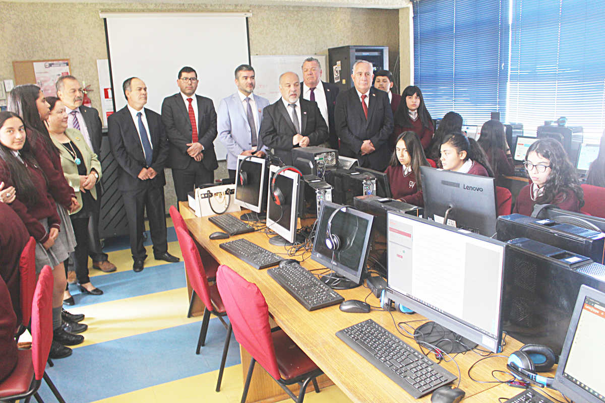 Autoridades visitan las instalaciones del laboratorio de computación del Colegio Antonio Varas, uno de los recintos que recibió el sello “Bicentenario”