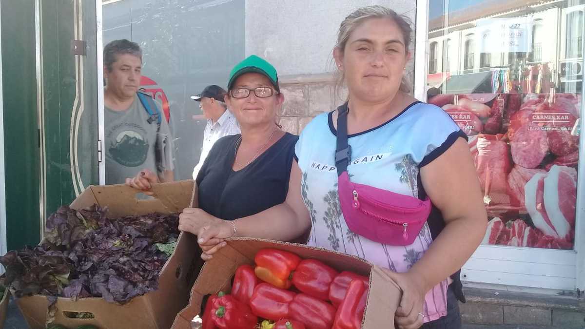 Susana Luck y María José Jiménez anticipan que el municipio ya tendría casi confirmado el sitio en donde se instalarán de manera definitiva. Ambas son jefas de hogar y mantienen a su grupo familiar.