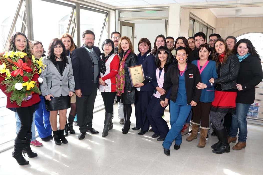 Cesfam Santa Cecilia de la Parte Alta recibe reconocimiento de excelencia