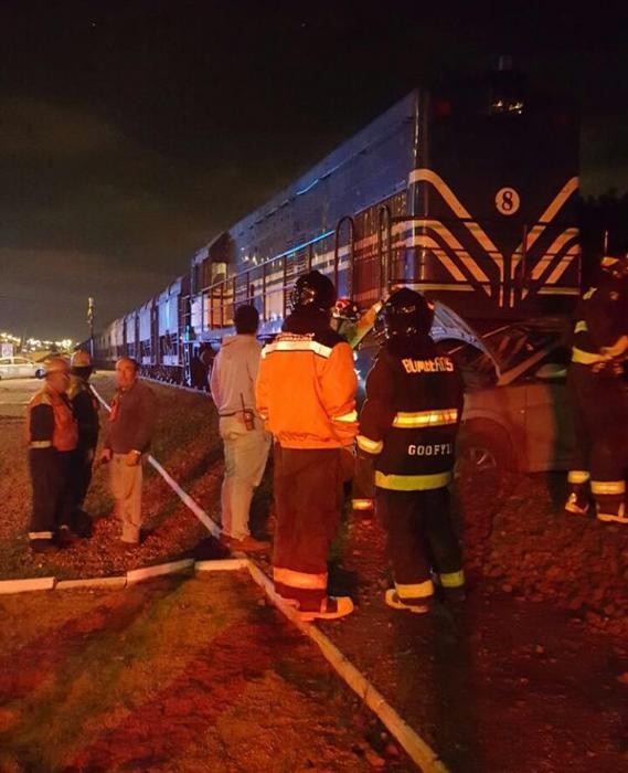 Tren metalero colisiona con un  auto y deja dos personas lesionadas