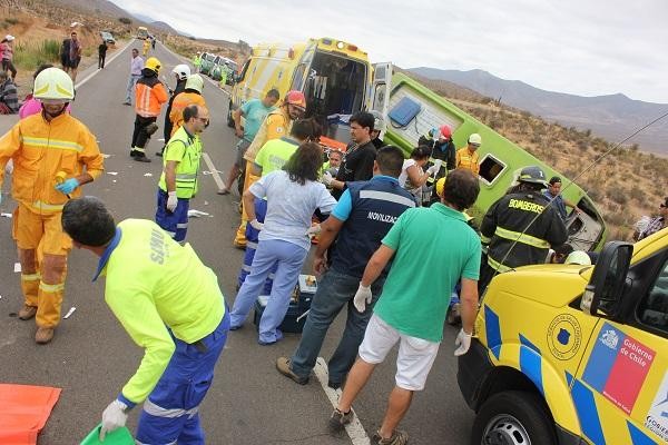 A lo menos 30 heridos en volcamiento de bus con promeseros