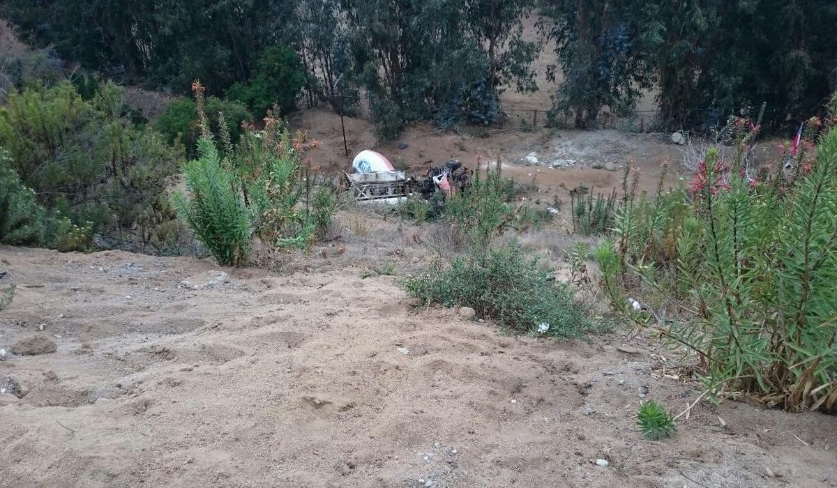 Chofer murió cuando el camión que conducía se desbarrancó en Los Vilos